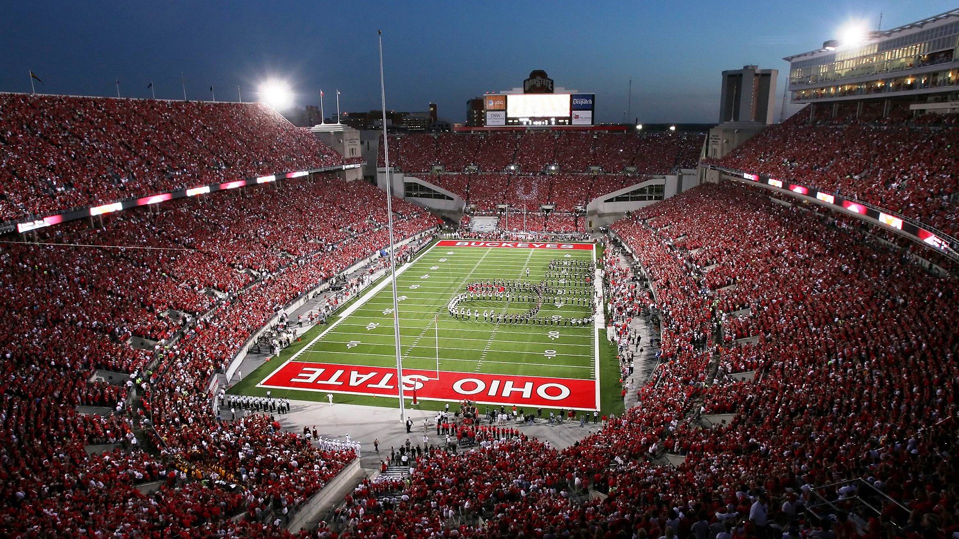 脊柱侧弯患者康复体操展示 用整齐动作表达自信