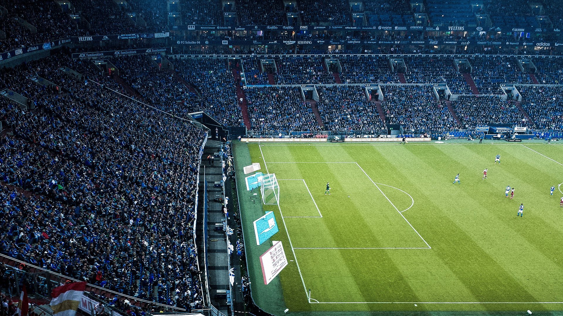 记者与摄影师友谊赛 镜头暂放一旁亲自下场奔跑对抗